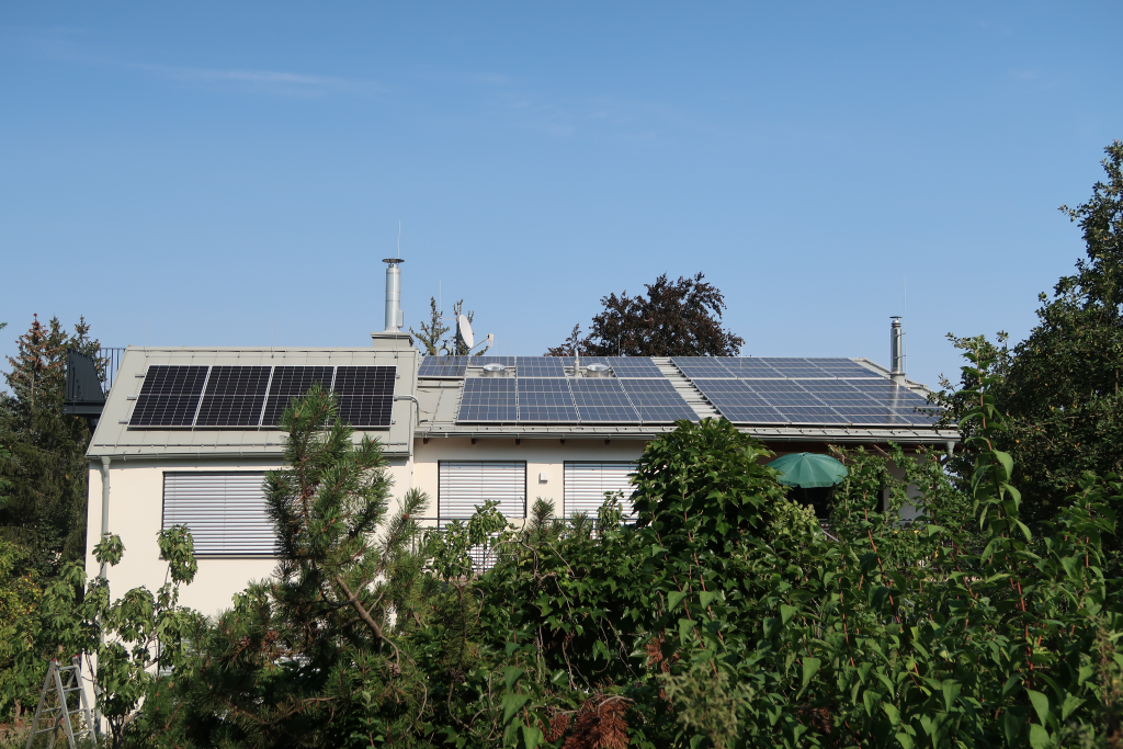 Photovoltaikanlage auf dem Dach eines Einfamilienhauses in Wien